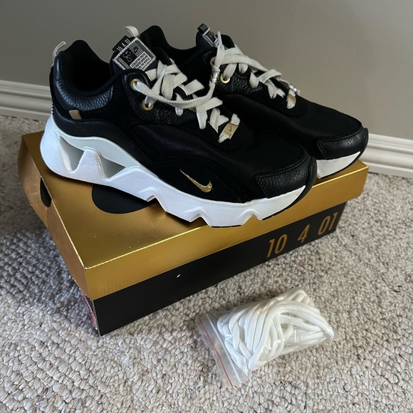 Nike - Picture 2 of 6